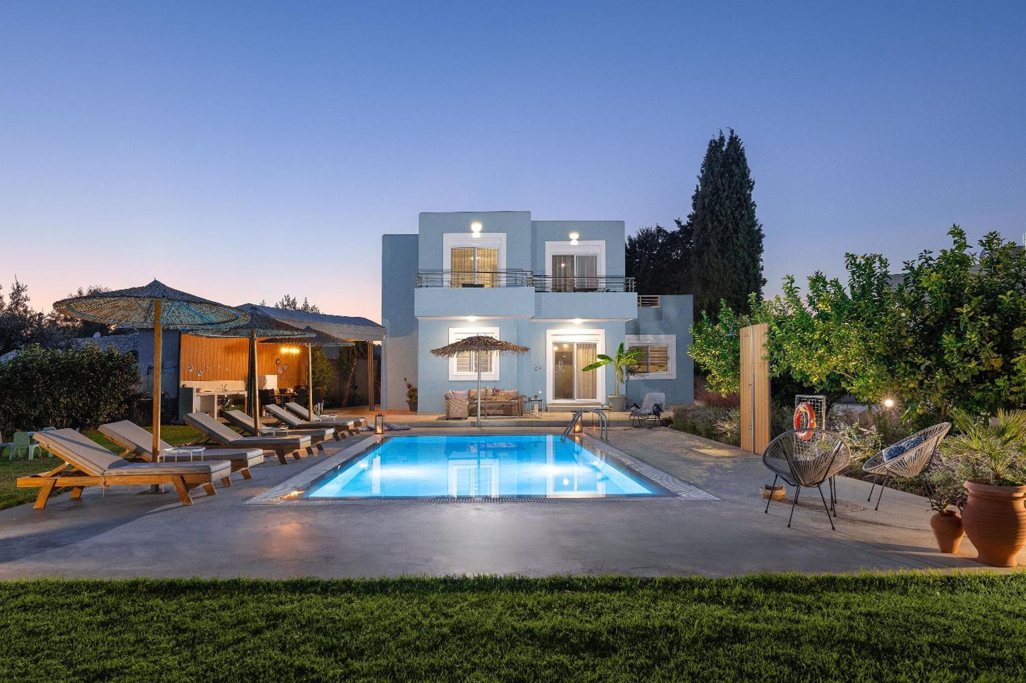 Ethria Pool With Heated Jacuzzi *