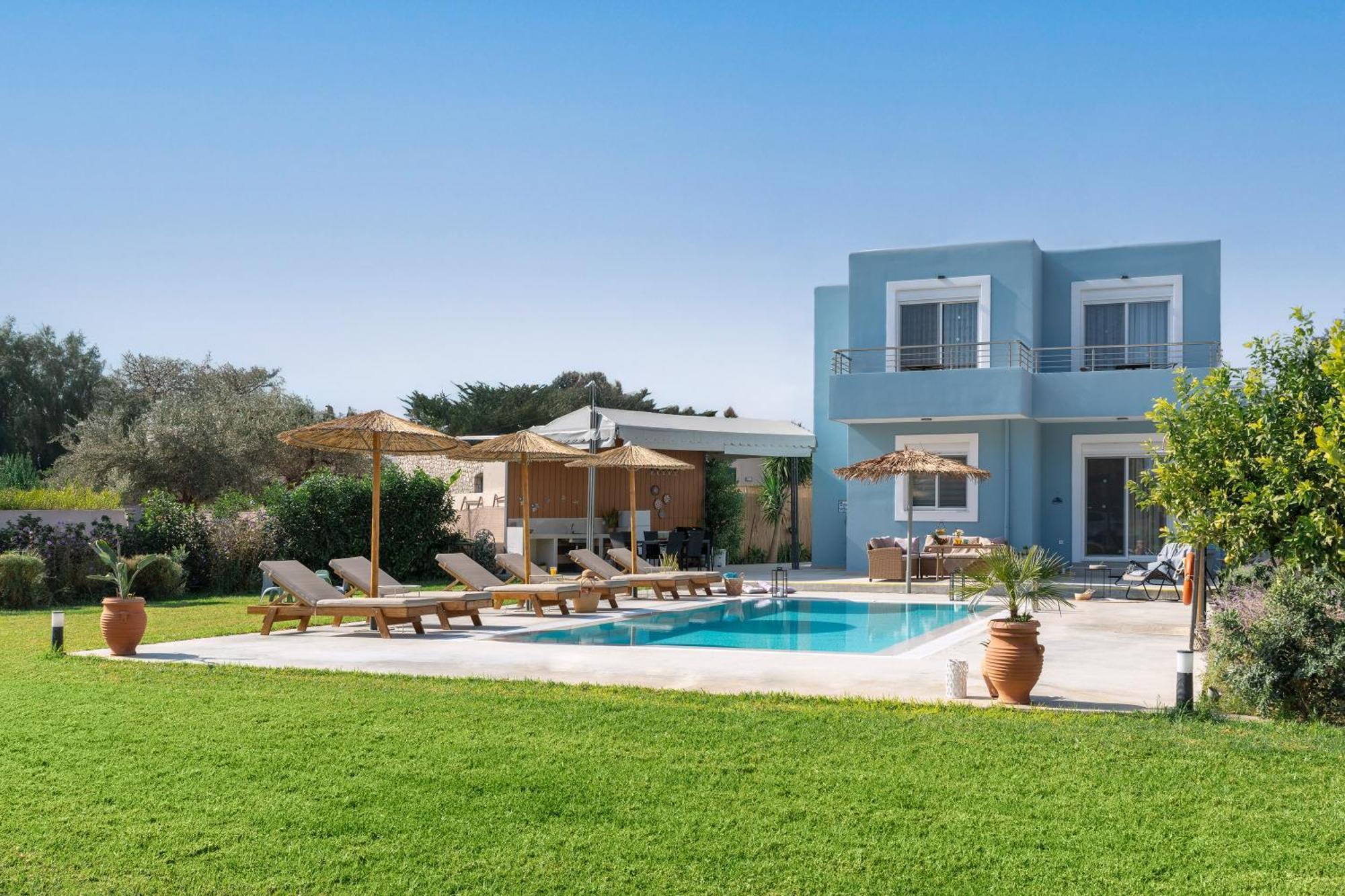 Ethria Pool With Heated Jacuzzi *