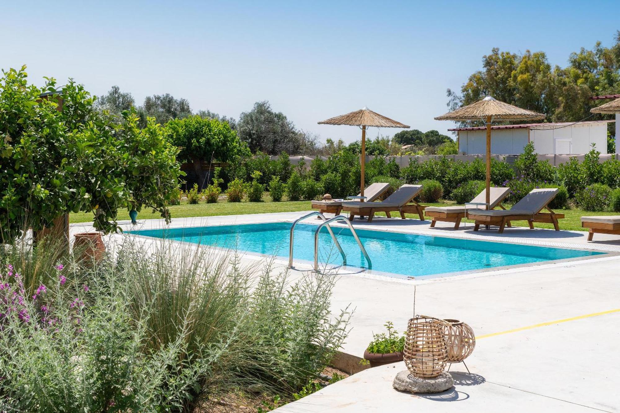 Ethria Pool With Heated Jacuzzi *